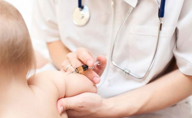 Kiểm tra và theo dõi khi tiêm vắc xin